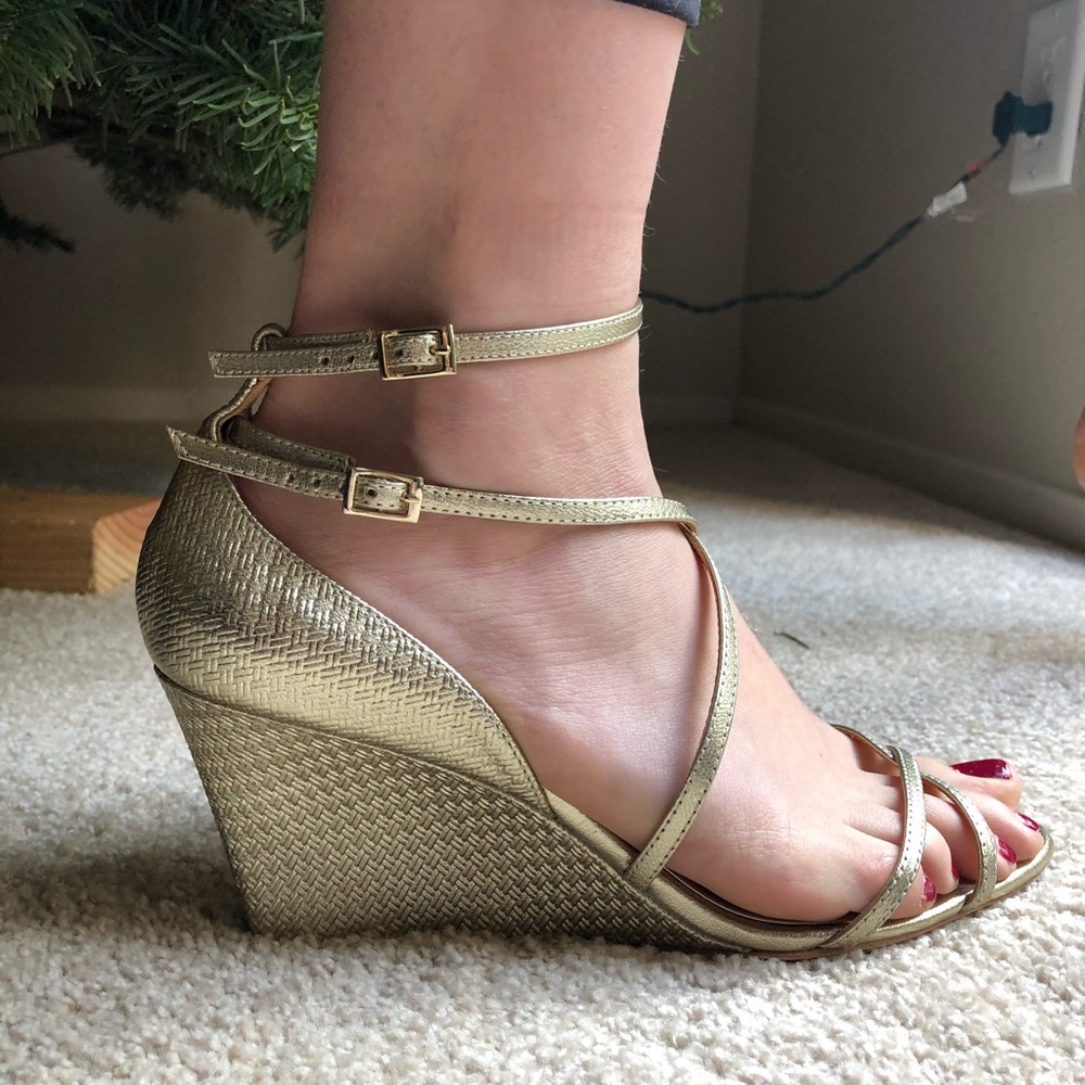 Badgley Mischka Size 7 Gold Wedges